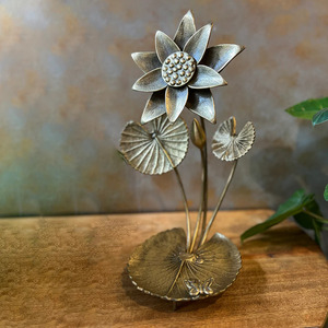 Exhibición de flores hechas a mano para acentos inspirados en la naturaleza Forma de flor decorativa Pieza de exhibición para un estilo vibrante para el hogar - Product Image 2