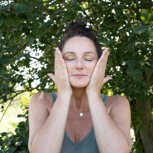 เซรั่มคุณภาพพรีเมียม ลดเลือนจุดด่างดำ ไฮยาลูรอนิก แอซิด ออร์แกนิค โรสแมรี่ ไฮโดรซอล ผสมวิลโลเฮิร์บ สำหรับผิวหน้า ลดสิว บำรุงผิวให้สะอาด - Product Image 3