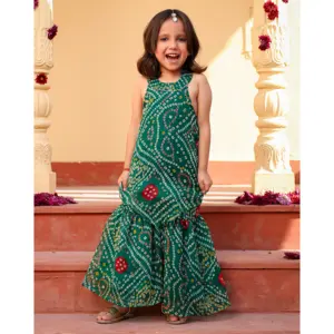 Conjunto Sharara Verde con Bordado para Niños, Ropa Étnica para Festivales, Estilo Pakistaní, Salwar Kameez de Bollywood, Hecho de Georgette - Product Image 3