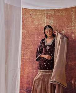 Ensemble de vêtements de soirée de créateur, haut, lehenga, palazzo et dupatta - Product Image 2