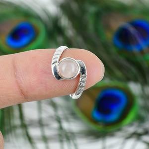Anillo de mujer hecho a mano con cabujón de cuarzo rosa natural, joyería estampada a mano de Plata de Ley 925 sólida para bodas - Product Image 3