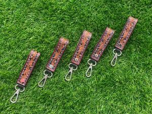 ห่วงโซ่กุญแจหนังสลักลายดอกไม้สำหรับผู้ชายพวงกุญแจหนังลายดอกไม้สลักลายนูนอุปกรณ์เสริมพวงกุญแจน่ารักสำหรับผู้ชาย - Product Image 4