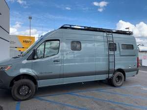 Caravane, camping-car, autocaravane pour les voyages et les activités de plein air. - Product Image 6