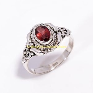 แหวนเงินแท้ 925 ประดับพลอยโกเมนสีแดงธรรมชาติทรงรี ดีไซน์วินเทจลายฉลุ งานแฮนด์เมด ของขวัญสำหรับผู้หญิงหรือผู้ชาย - Product Image 3