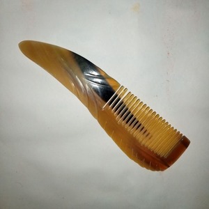 Peine de Cuerno Ecológico Estilo Animal Hecho a Mano con Técnica Pulida para un Desenredado sin Dolor y un Cabello Saludable y Brillante - Tamaño Personalizado - Product Image 6