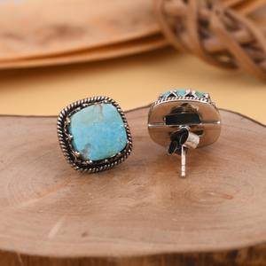 Boucles d'oreilles clous de luxe faites à la main en turquoise Kingman sertie clos, en argent sterling plaqué or 18 carats, bijoux du sud-ouest, cadeau pour fête - Product Image 1