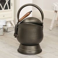 Seau à charbon en fer élégant et au look antique avec un design en métal solide pour transporter les granulés de bois et les cendres de poêle de cheminée