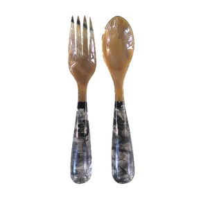 Ensemble de cuillères à salade en corne de buffle 2 pièces faites à la main avec poignée en résine Ustensiles de cuisine jetables élégants pour cadeaux - Product Image 1