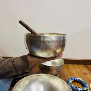 Bol chantant fait main en métal argenté inspiré du bouddhisme himalayen pour la guérison des chakras et la thérapie par le son - Product Image 4