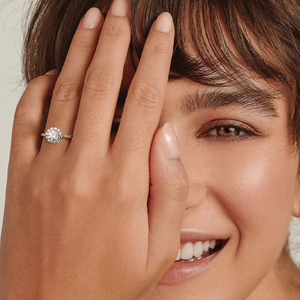 Anillo de Compromiso Vintage de Tres Piedras de Oro Blanco de 18 Quilates Kokan Planet para Mujer, Diamante Cultivado en Laboratorio, Accesorio de Joyería Personalizable - Product Image 5