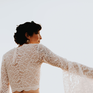 Top de Novia de Encaje Color Marfil con Mangas Largas Tipo Campana, Top Corto para Vestido de Novia, Cuello Corazón, Materiales Personalizables - Modelo # 2062 - Product Image 3