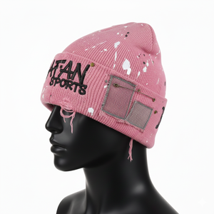 Gorro de punto acrílico suave de alta calidad, color rosa, estilo desgastado con roturas, manchas de pintura, logotipo personalizado bordado, jacquard. - Product Image 3