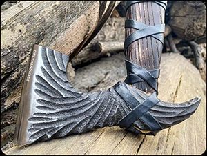 Hache viking artisanale en acier à haute teneur en carbone, fourreau en cuir, manche en bois naturel pour le camping, la survie en plein air, usage multiple - Product Image 2