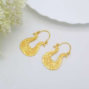 2024 nueva venta al por mayor 18K chapado en oro latón geométrico en relieve en forma de U diseñador aro bohemio pendientes mujeres perla flor - Product Image 2