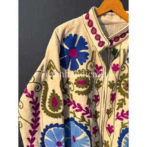 Veste en velours Suzani en gros, broderie ouzbek, pardessus bohème chic avec deux poches latérales, veste d'hiver unisexe - Product Image 2