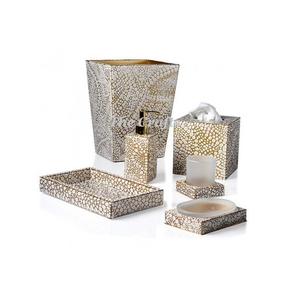 Ensemble de huit accessoires de salle de bain en métal couleur or, taille et forme personnalisées - Product Image 2