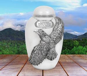 Sculpture d'aigle étonnante Urne blanche pour adulte Gravure disponible Aigle exclusif avec urne blanche - Product Image 4