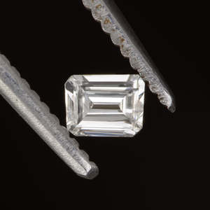 Delicado anillo de compromiso de eternidad de diamante de corte esmeralda cultivado en laboratorio de 2,00 CT con excelente piedra preciosa suelta de claridad VS2 - Product Image 2