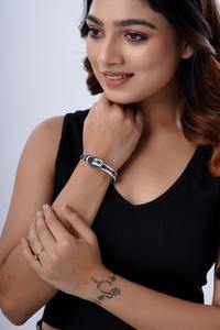 Bracelet en moissanite baguette de luxe hip-hop pour femmes avec un style élégant, moderne et haut de gamme - Product Image 3