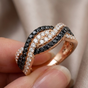 Bague croisée moderne en or rose 18 carats avec diamants noirs et blancs, motif torsadé et pavé, cadeau de luxe pour femme - Product Image 4