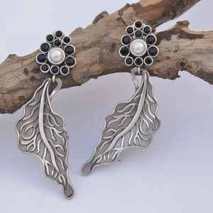 ต่างหูทองเหลืองแบบแฮนด์เมดสำหรับผู้หญิงและผู้หญิงสินค้ามาใหม่ทำด้วยมือสีเงินมีลักษณะคล้ายกัน - Product Image 1