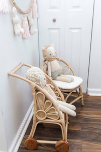 Poussette de poupée délicieuse avec des détails de fleurs faits de landau de poupée en rotin exquis ajoutant une touche d'élégance à tout réglage de jeu - Product Image 3