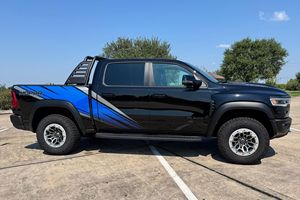 RAM 1500 RHO Crew Cab 4x4 Edición Mopar 2025, 1 de 250 Modelos Edición Mopar, Motor de 6 Cilindros con Doble Turbo, Equipamiento de Alta Gama, Sin Modificar - Product Image 3
