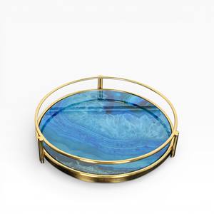 Plateau de service rond en agate naturelle bleue avec cadre en métal doré et poignée surélevée pour un style de bar et de table moderne et luxueux - Product Image 1