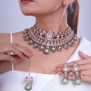 Ensemble de collier et boucles d'oreilles de qualité supérieure, plaqué or, avec pierres en moissanite, style Tikka, collection de vêtements de mariage pour femmes - Product Image 1