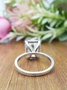 Anillo de Compromiso y Boda Clásico con Diamante de Corte Esmeralda de 2.5ct Cultivado en Laboratorio VVS para Mujer, Certificado para 14k - Product Image 4