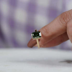 Bague de fiançailles pour femme en or jaune/blanc/rose ou platine, avec diamant de laboratoire taille coussin et sertissage vert fantaisie, certifié IGI - Product Image 6