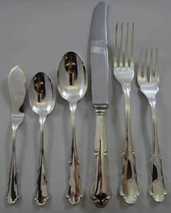 Ensemble de couverts en métal au design moderne et élégant, parfait pour les repas de table en famille. - Product Image 6