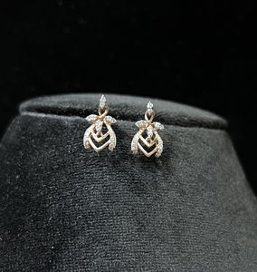 Boucles d'oreilles clous en or massif 14 carats avec diamants naturels taille brillant, style minimaliste de la marque VDS, avec certification tierce partie pour femmes - Product Image 4