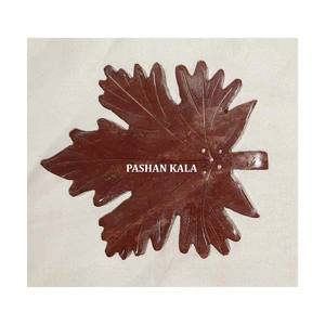 Quemador de palo de incienso de tallado de trabajo hecho a mano de Esteatita natural con diseño único en forma de hoja para decoración del hogar y el templo - Product Image 1