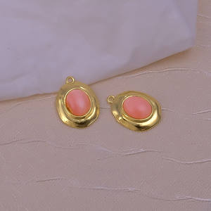 Colgante de piedra lunar de melocotón con diseño martillado, elegante chapado en oro antideslustre, ajuste de bisel de fiesta de latón orgánico para bricolaje - Product Image 3