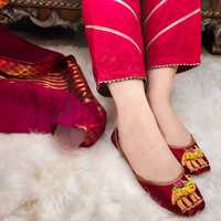 Vente en gros de sandales pour filles, couleur unie, style Khussa Jutti Punjabi, antidérapantes, pour l'hiver, fabriquées au Pakistan, sandales de mariée