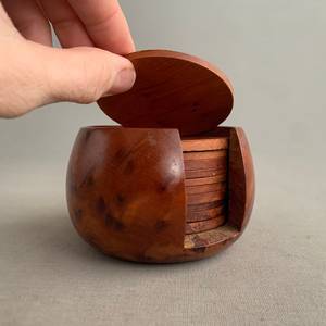 Dessous de verre en bois au design attrayant en bois massif avec surface polie lisse pour la sécurité des boissons et la décoration - Product Image 1