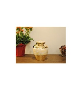 Urne funéraire en laiton au design floral avec fermeture sécurisée Gravée à la main Art intemporel pour préserver les cendres Produit funéraire - Product Image 1