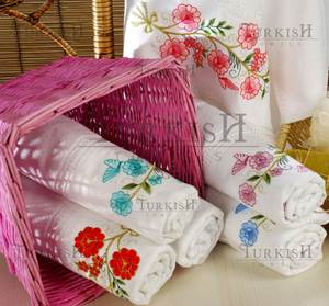 Serviettes de bain brodées avec bordure en rayonne - Product Image 1