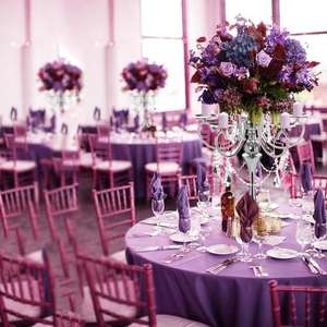 Candélabre classique en aluminium blanc avec arrangement floral Centre de table de mariage Excellent choix éternel - Product Image 4