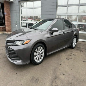 Toyota Camry LE FWD berline d'occasion 2019, boîte automatique, sièges en cuir, intérieur foncé, pneus R16, moteur turbo, capacité 4L, électrique - Product Image 1