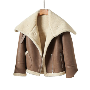 Veste en cuir de luxe pour femmes en peau de mouton de qualité supérieure Influence moto classique haut de gamme avec col montant et coupe ajustée - Product Image 2