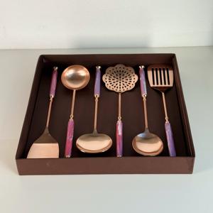Ensemble d'ustensiles de cuisine de nouvelle conception, 6 pièces en acier inoxydable avec manche en résine et finition cuivre pour la cuisine à domicile et les restaurants - Product Image 4