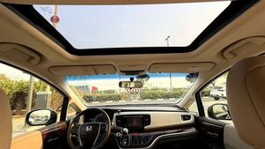 Honda Odyssey V4 noire d'occasion 2017, MPV automatique essence 7 places, conduite à gauche, véhicule familial |   Prêt à l'exportation - Product Image 3
