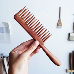 Peigne à cheveux à manche en bois fait main SIMPLE Style de mode pour une utilisation en salon Peigne en bois en gros pour un usage commercial direct de l'Inde - Product Image 2