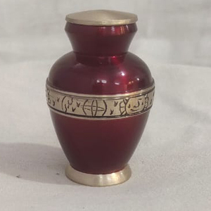 Urna de cremación de latón Carmina para cenizas, latón, urna roja, urna de cremación de tamaño de recuerdo, 3,25 pulgadas de alto - Product Image 1