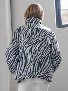 Chaqueta acolchada con estampado personalizado de tela satinada con cuello levantado acabado impermeable a prueba de viento con cremallera transpirable abrigo de burbujas - Product Image 2