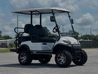 Voiturette de golf électrique tout-terrain blanche et noire 5-6 places avec auvent, autonomie 30 km, vitesse 30 km/h, idéale pour les complexes hôteliers et les terrains de golf