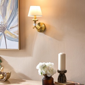 Elegante lámpara de pared de metal dorado de estilo Real Majestad que agrega gracia y encanto al pasillo del dormitorio y la sala de estar - Product Image 1