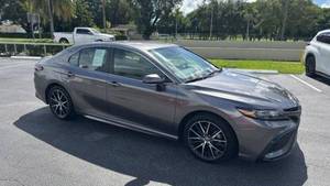 Toyota Camry SE 2023 Automatique Traction Avant Sièges en Cuir Toit Ouvrant Panoramique Phares à LED - Product Image 3